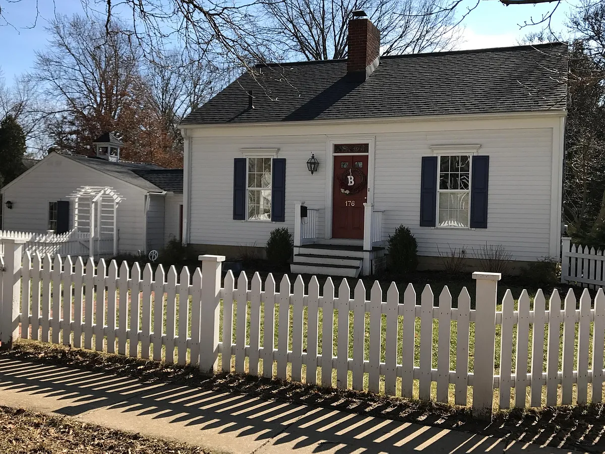 Building Photo - 176 Elm St