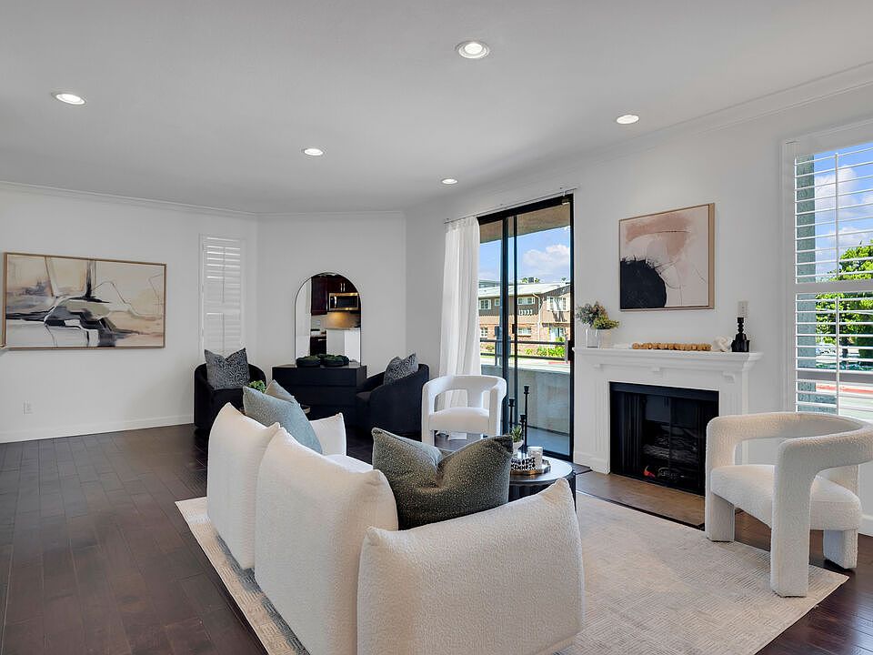 1st image of 13920 Moorpark St APT 106