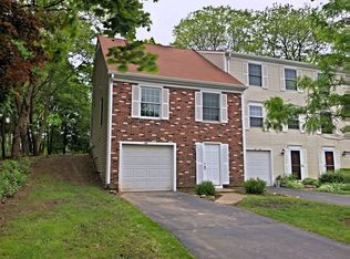 40 Oak Valley Dr, Cary, IL 60013