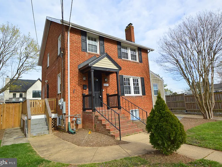 2441 N McKinley St — Photo 1