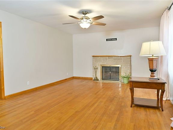 4th image of 438 Golf Dr