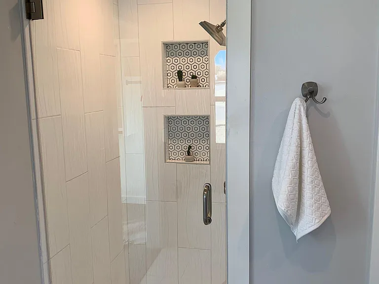 MASTER SHOWER WITH DECOR TILE/GLASS DOOR AND NICHE