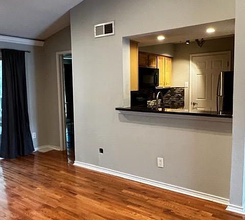 4th image of 1541 Lincoln Way APT 304