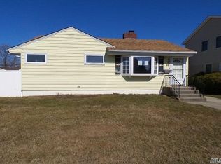 86 Van Buren St, Freeport, NY