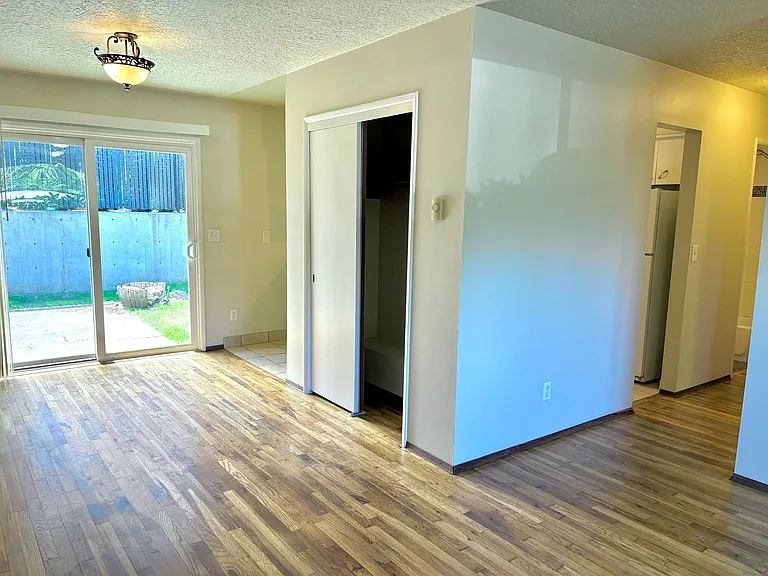 300 Lincoln St — Photo 3