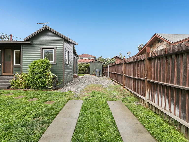 2747 Denby Ave — Photo 23