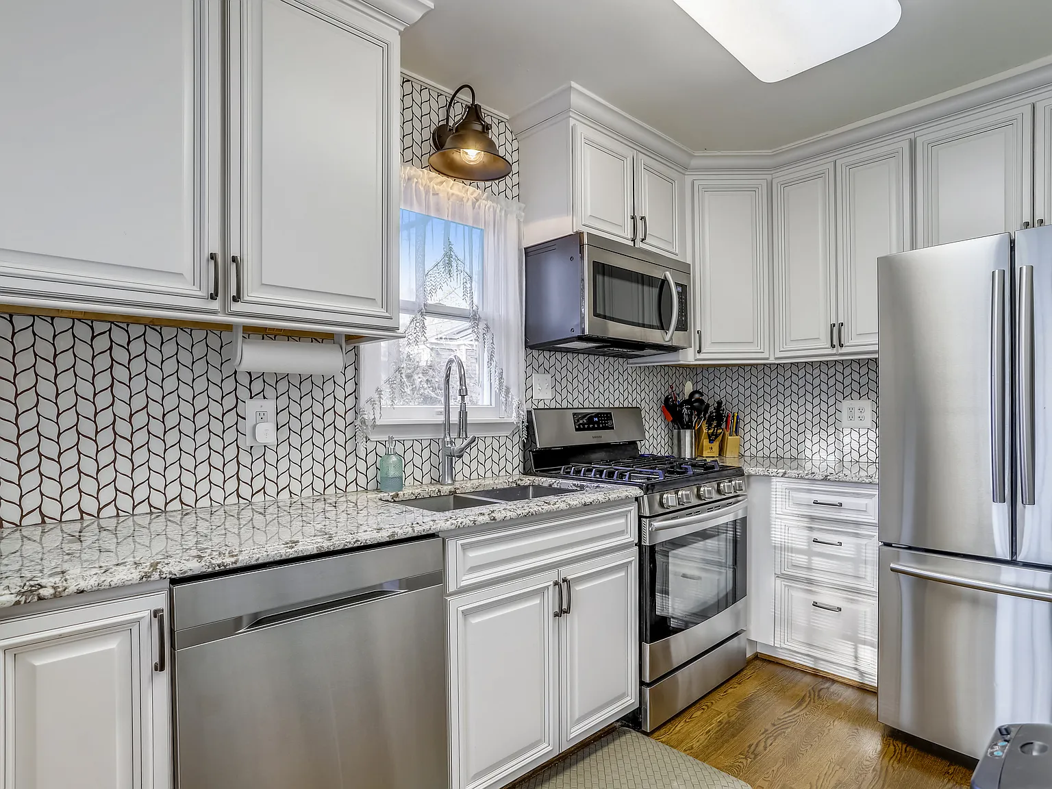 3 bed, 3.5 bath, 1496 sqft, $4,700 — Photo 3