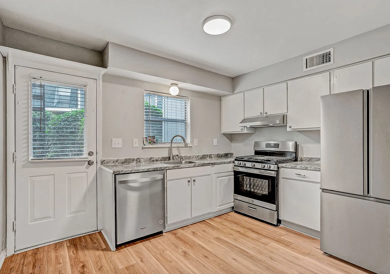 2 Bed 1.5 Bath Condo - Close To Unc! Beautifully Renovated-Move In Ready! $500 Off First Month's ... — Photo 4