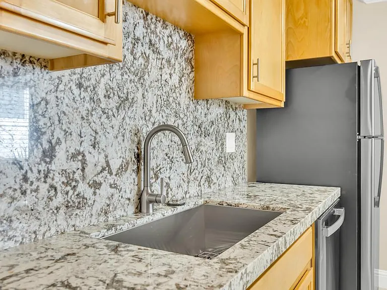 2418 V St #4 — Photo 4