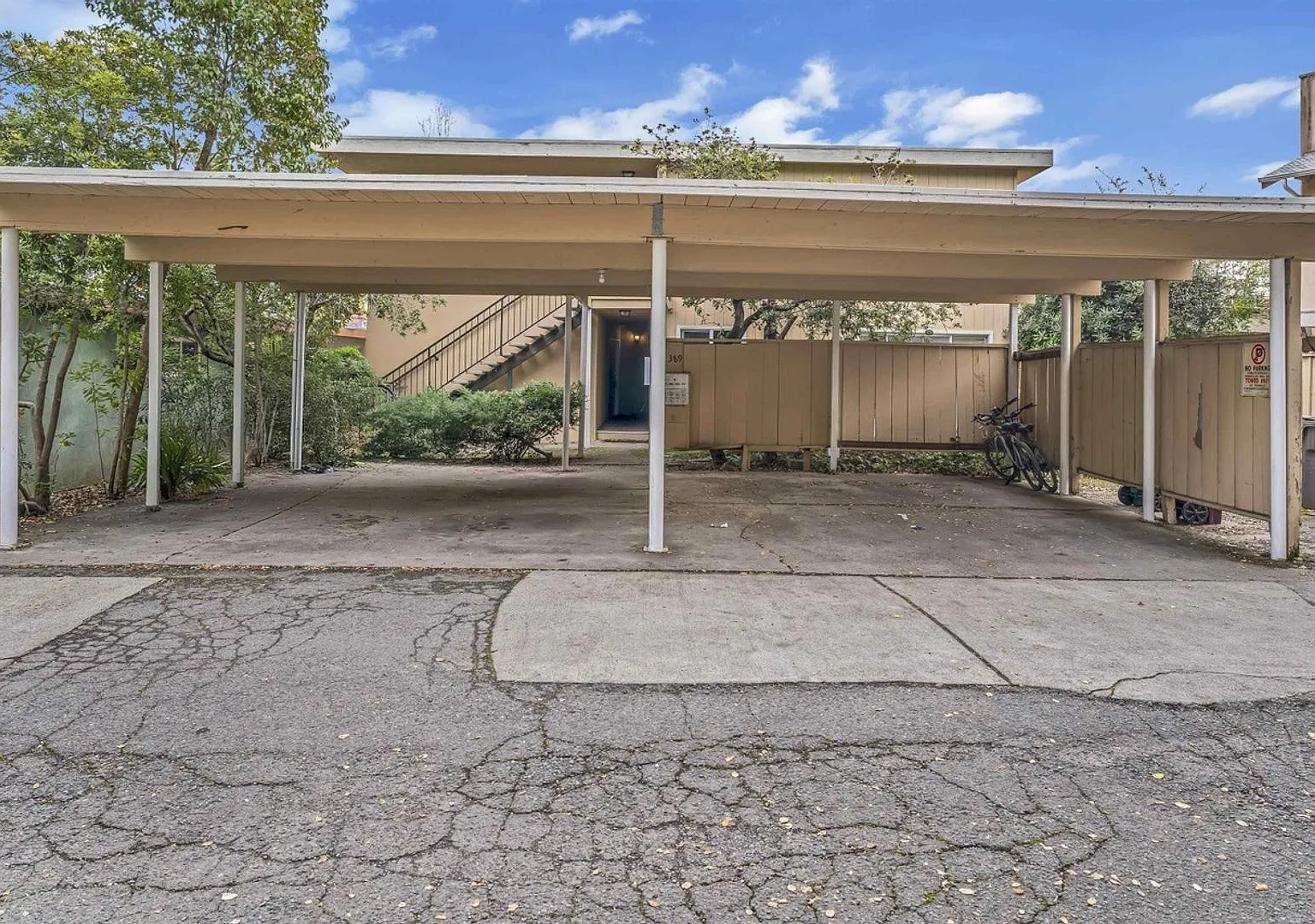 Utilities Included! Montclair 1BD/1BA w/ Parking & Private Deck — Photo 4
