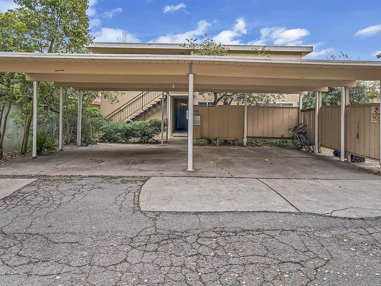 389 Somerset Rd #4 — Photo 4