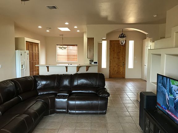 Family/kitchen/entry 