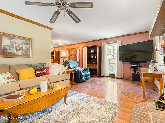 3rd image of 1067 Cobblestone Cir