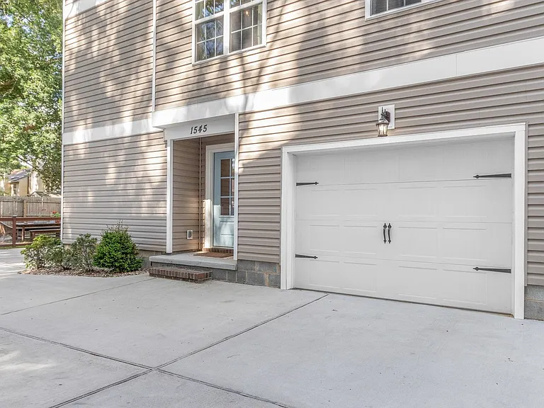 1545 Ocean Garden St — Photo 32