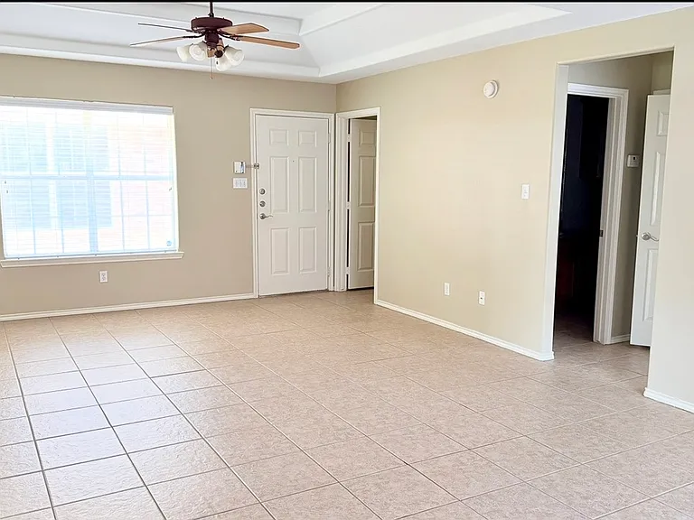 701 S Logan Dr #4 — Photo 3