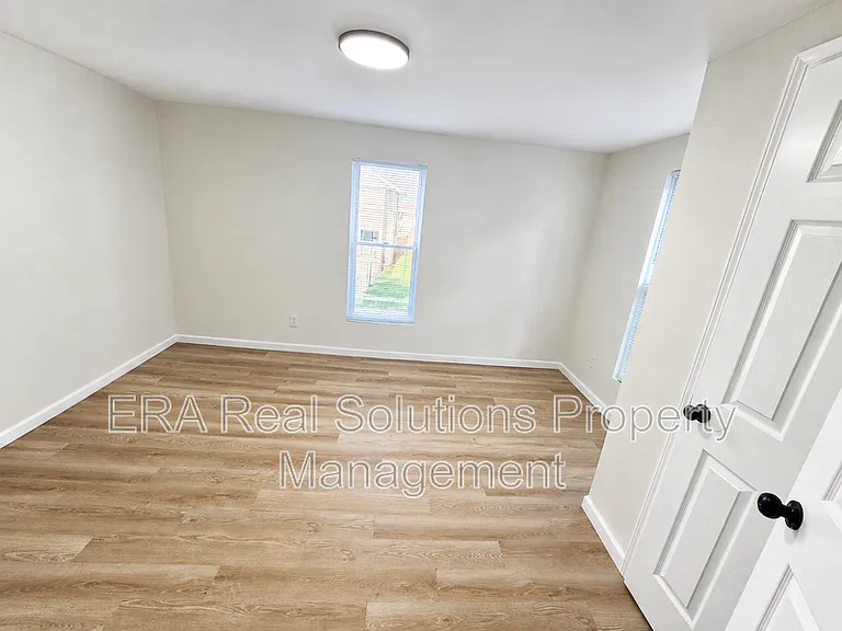 126 S Oakley Ave — Photo 6