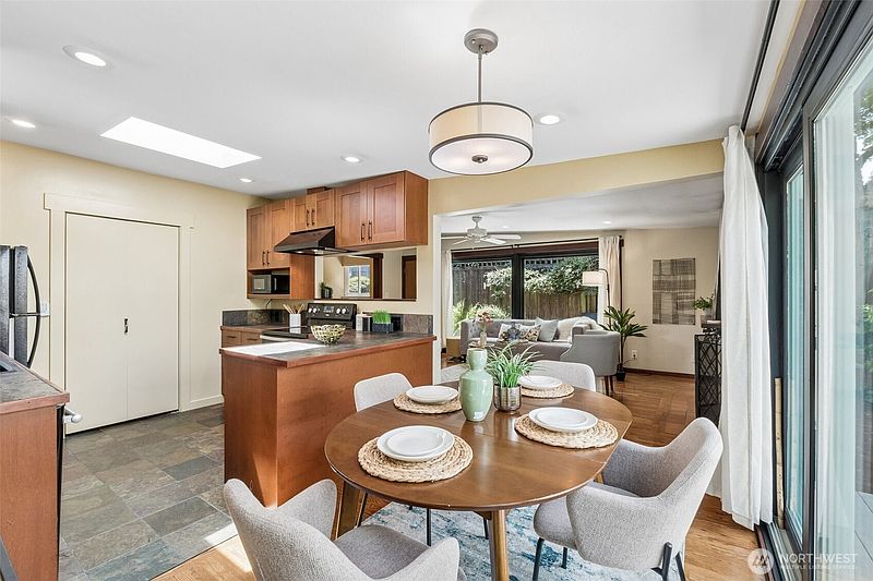 5th image of 3222 NE 85th Street
