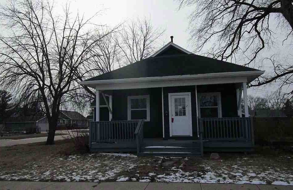 1st image of 206 3rd St SE