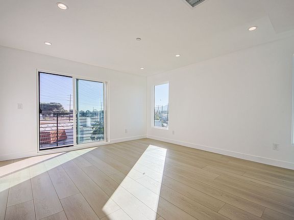4th image of 5709 Auckland Ave #3