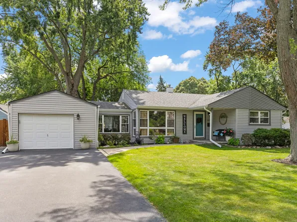 2304 Meadow Dr, Rolling Meadows, IL 60008