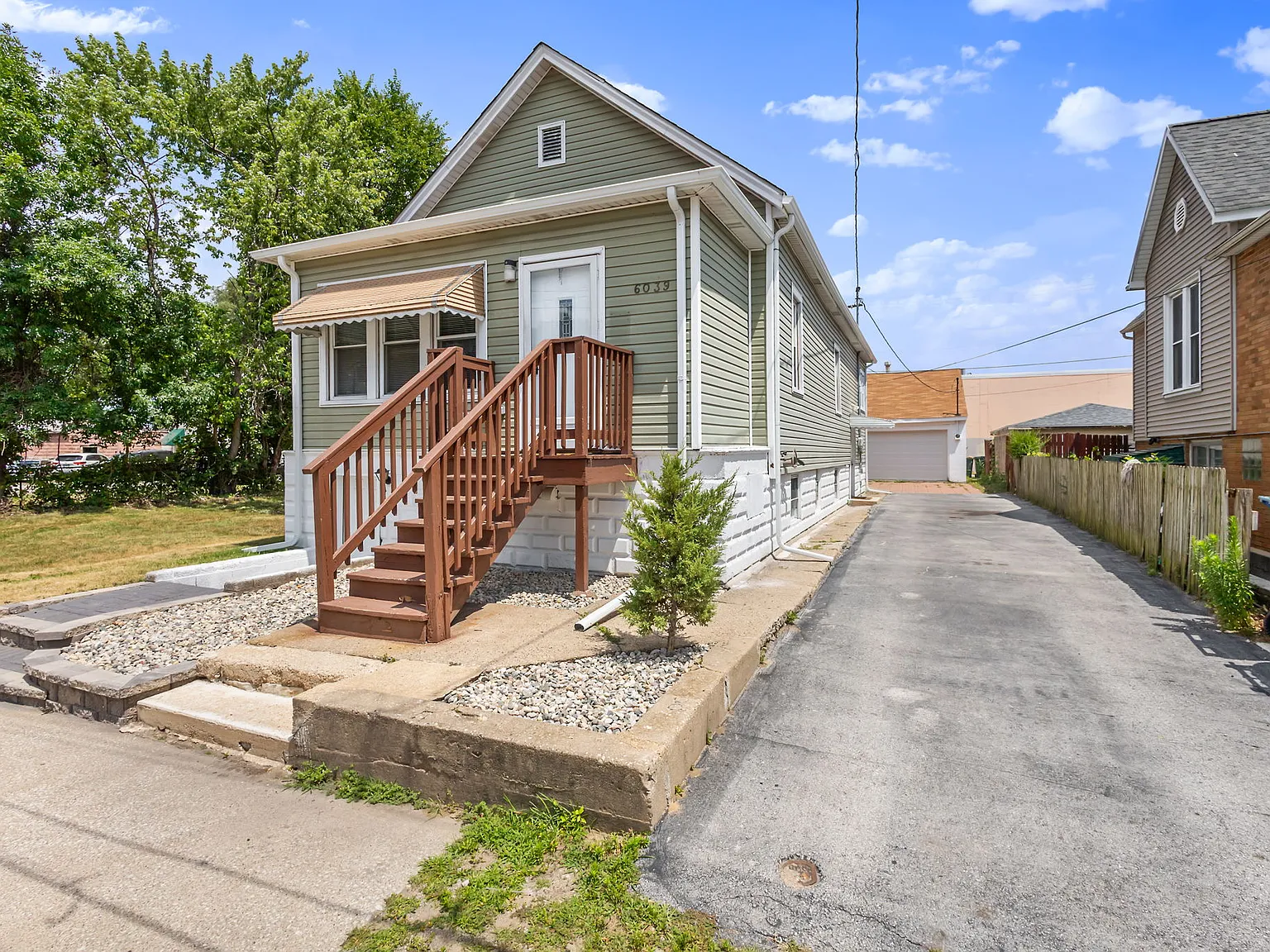 8 bed, 1142 sqft, $750 — Photo 2
