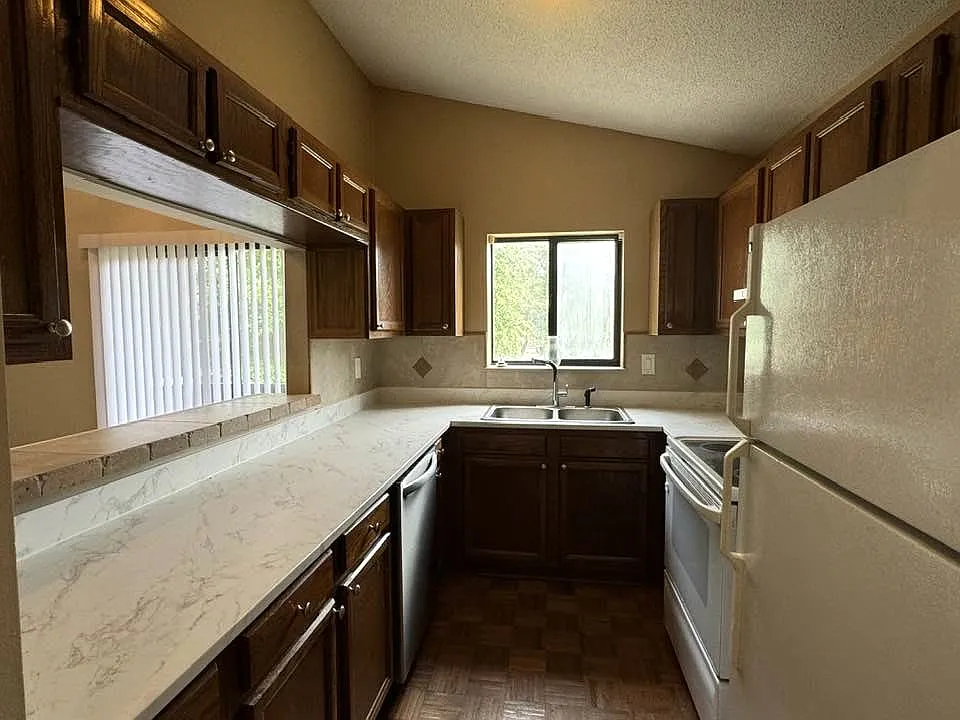 2 bed, 1204 sqft, $1,350 — Photo 4