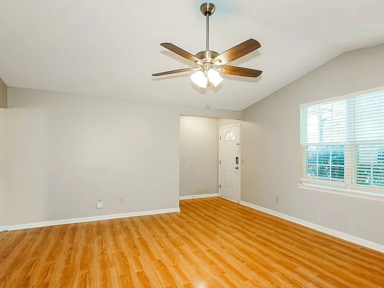 106 Bradford Cir — Photo 5