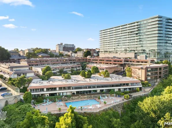 300 Gorge Rd APT J76, Cliffside Park, NJ 07010
