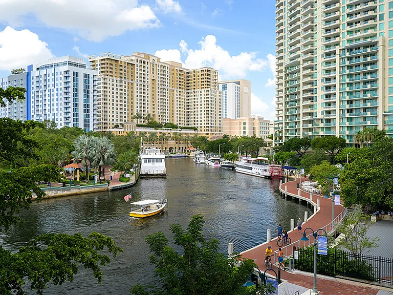 Coasterra Apartments — Photo 40