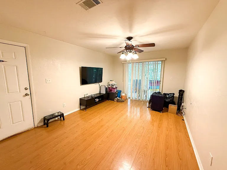 1015 SW 9th St #D22 — Photo 3