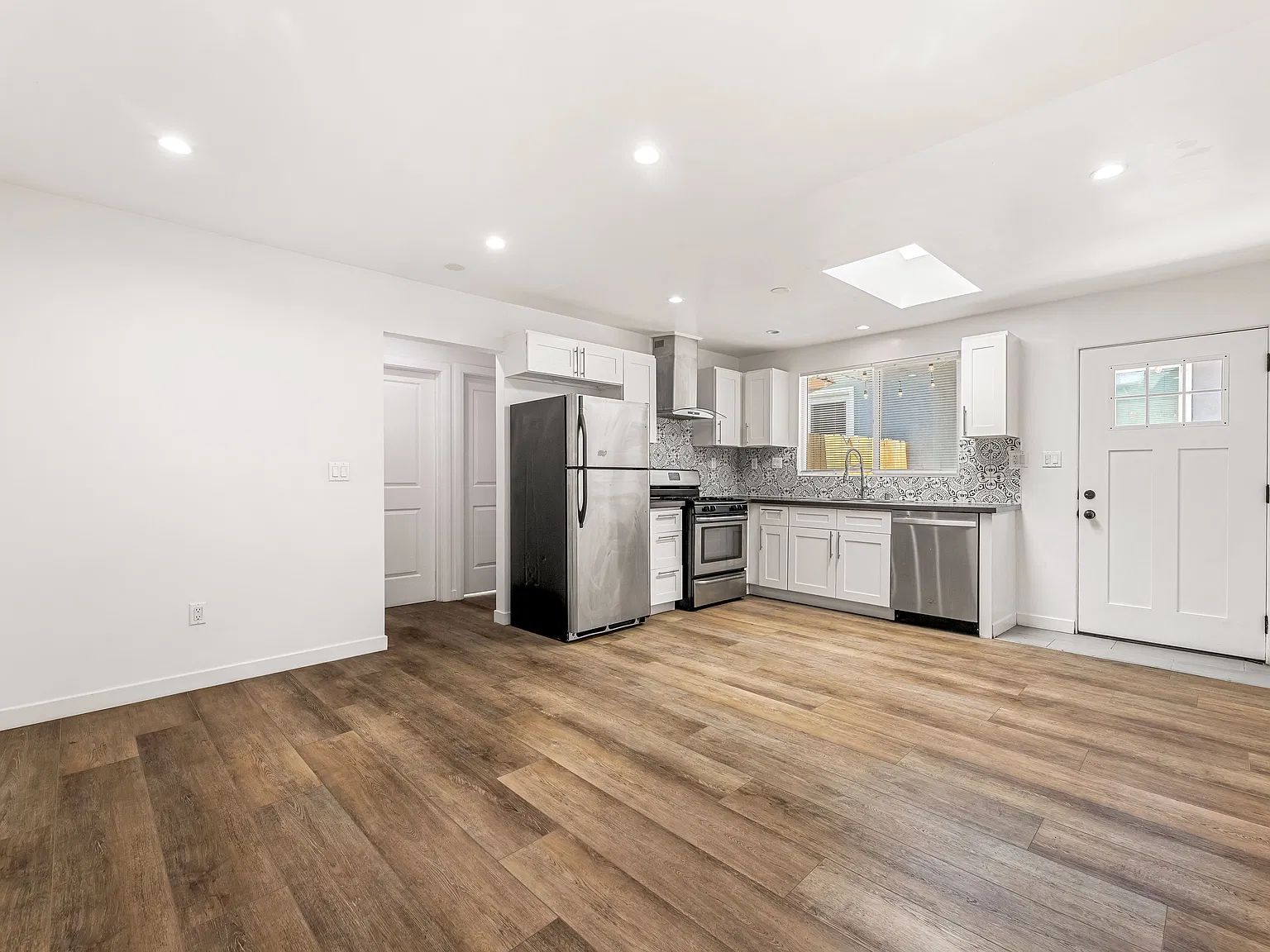 6731 Amigo Ave — Photo 2