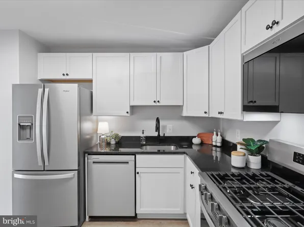 7800 Inverton Rd APT 201, Annandale, VA 22003