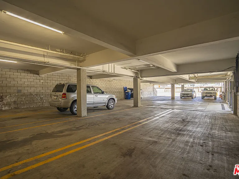 22705 Del Valle St #5 — Photo 15