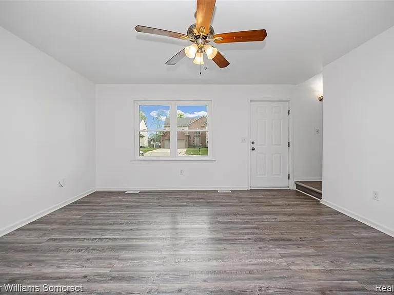 90 Tacoma Dr — Photo 11