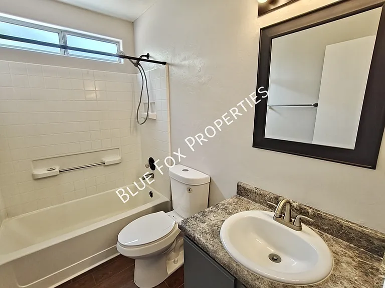 100 E Medina Rd — Photo 14
