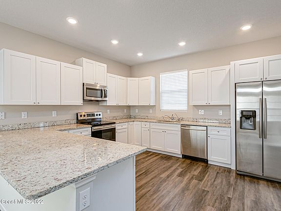 3rd image of 927 Sable Cir SE