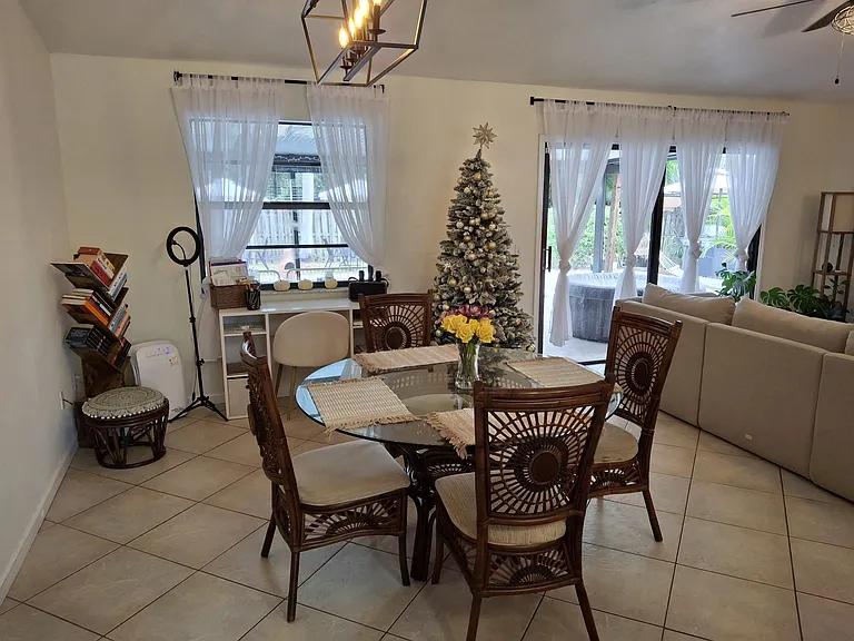385 Toledo St — Photo 23