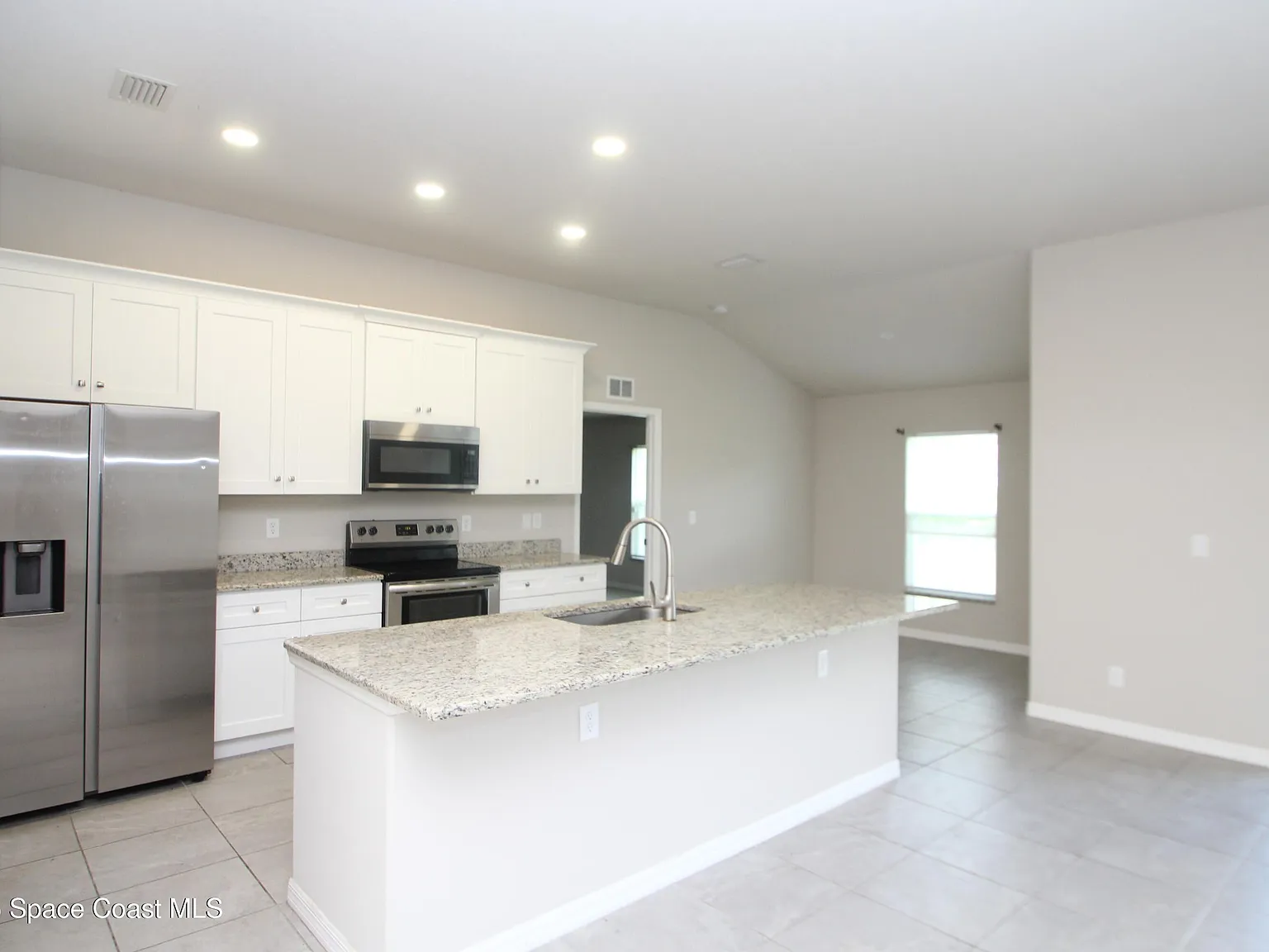 3 bed, 2.0 bath, 1598 sqft, $2,100 — Photo 2