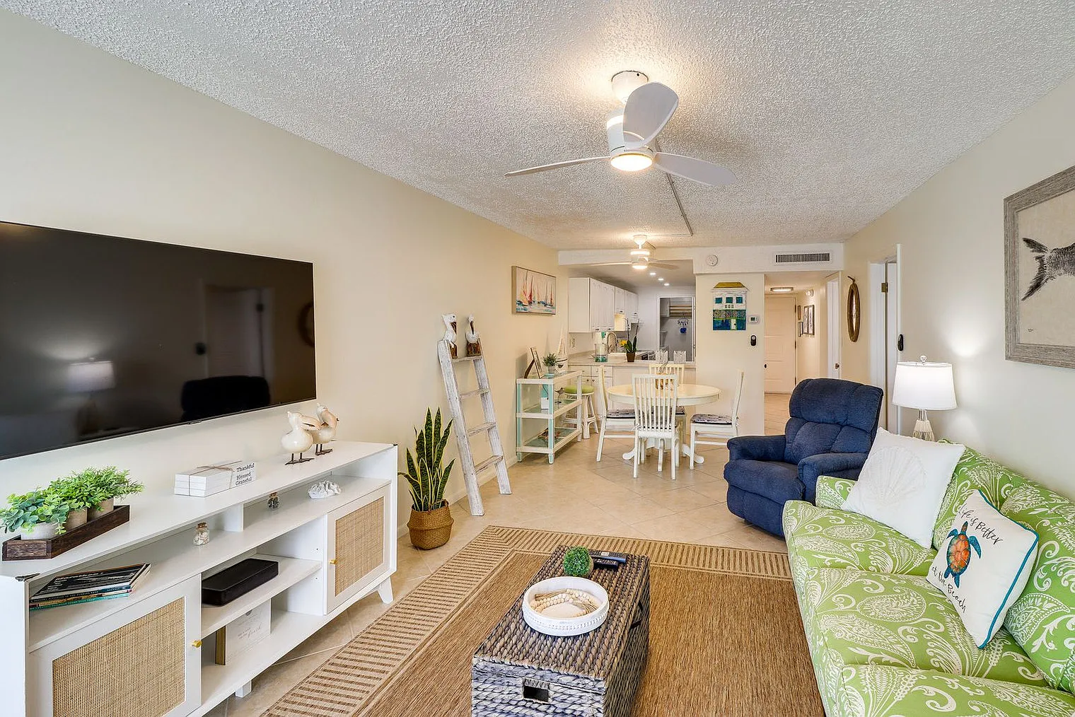 2 bed, 2.0 bath, 1044 sqft, $7,015 — Photo 2
