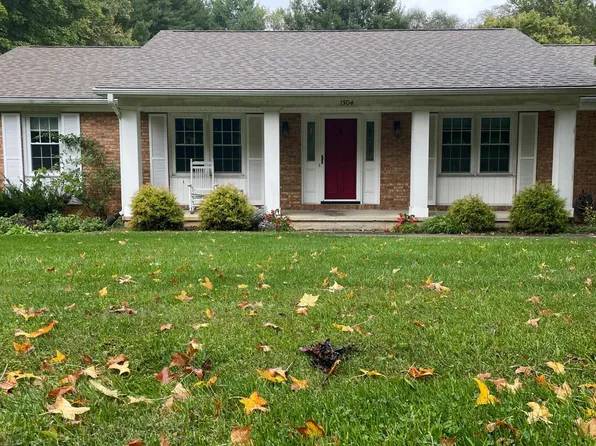 1304 Greendale Dr, Blacksburg, VA 24060