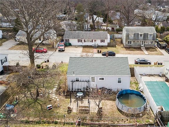 2nd image of 32 Fairwood Dr