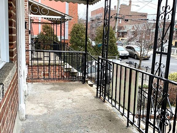 5th image of 3234 Radcliff Ave