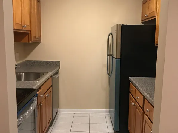 140 Kane St APT B7, West Hartford, CT 06119