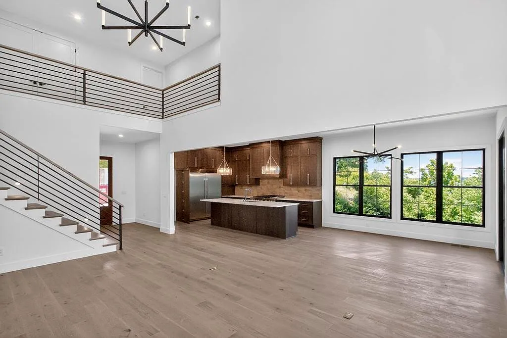 5 bed, 4.5 bath, 4467 sqft, $6,750 — Photo 1