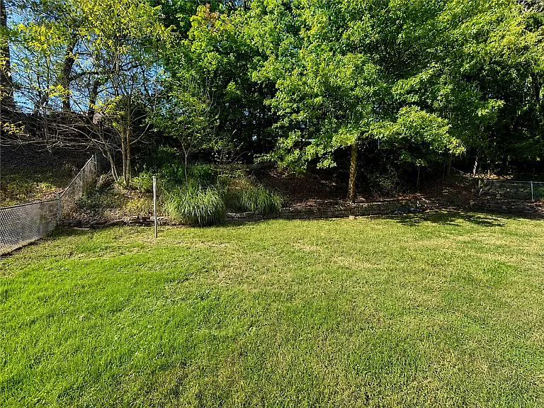 418 Pennwood Dr — Photo 16