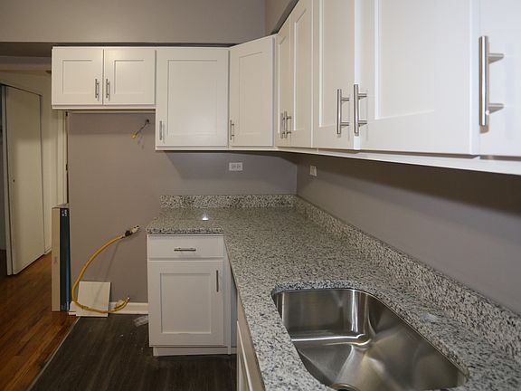 3rd image of 5516 N Kenmore Ave APT 101