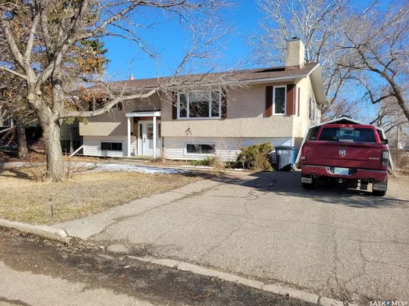 529 6th AVENUE E, Assiniboia, SK S0H 0B0