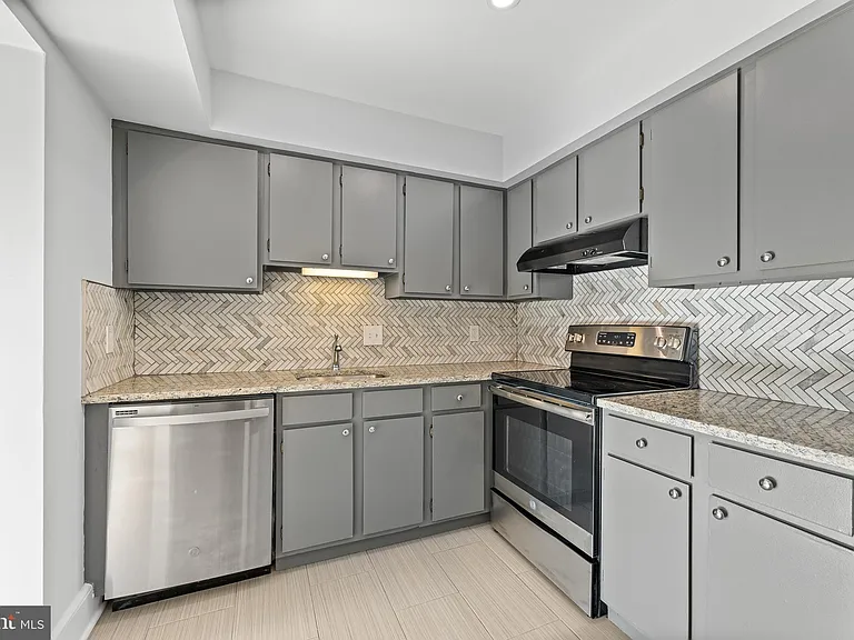 3226 Sayre Dr — Photo 8