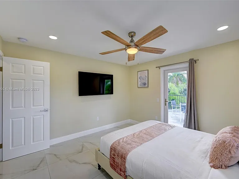 1109 Hollywood Blvd — Photo 44