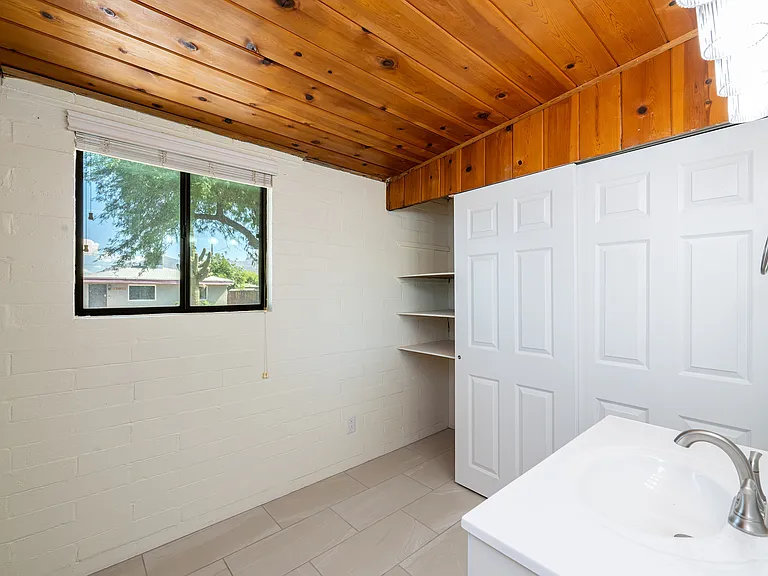 1002 E Simmons St — Photo 12